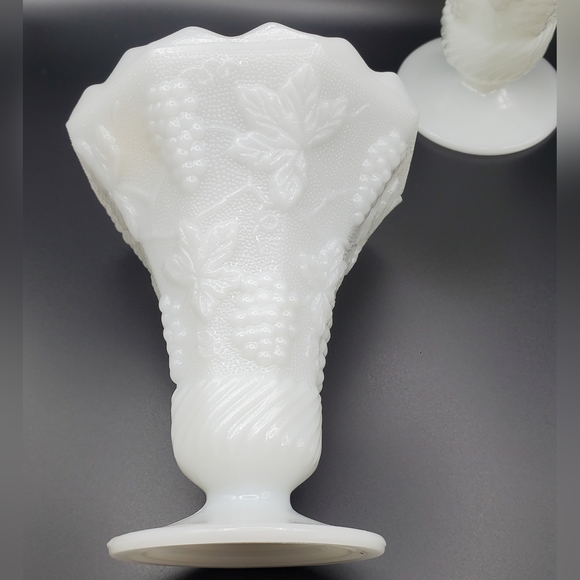 Anchor Hocking White Milk Glass Vase Vintage Grapes Ivy Pattern Anchorglass - Picture 7 of 10